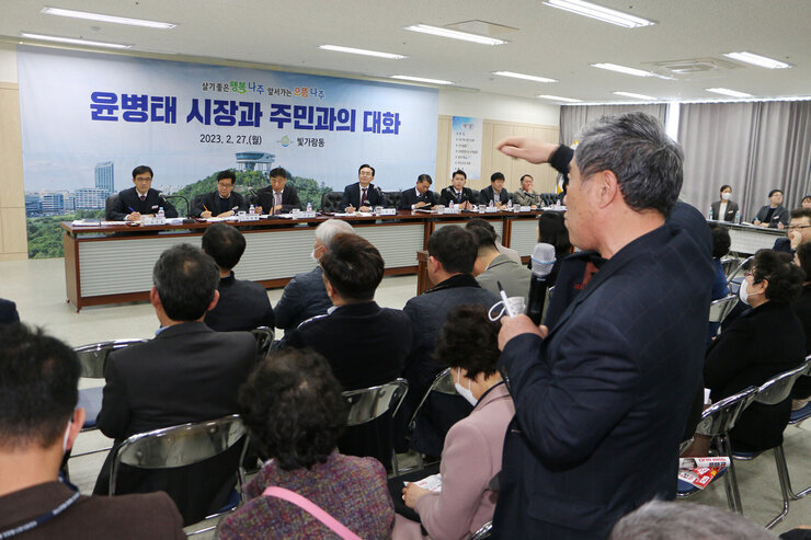 빛가람동 주민과의 대화 대화장 딧쪽 우측에서 주민의 질의하는 모습과 나주시장이 듣고 있는 전면 모습