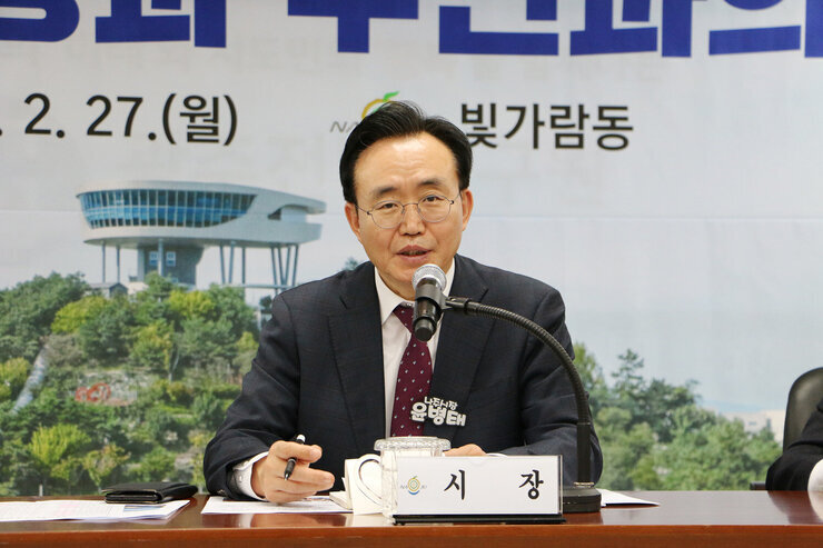 빛가람동 주민과의 대화 대화장 좌측면의 주민이 건의사항을 말하고 있는 모습과 나주시장이 주민을 바라보고 있는 대화장 모습
