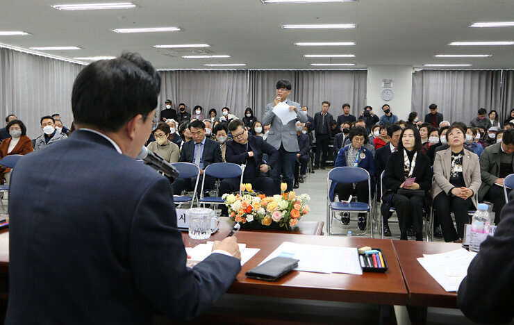 빛가람동 주민과의 대화 대화석에서 답변자들과 함께 자리하고 있는 나주시장이 답변하고 있는 모습