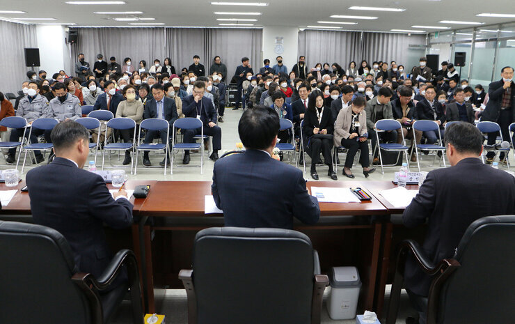 빛가람동 주민과의 대화 답변석 뒸쪽에서 나주시장의 앉아있는 뒷모습이 보이고 주민이 질의하고 있는 정면 모습