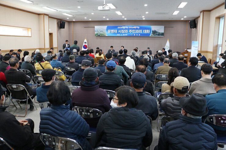왕곡면 주민과의 대화 대화장 우측면에서 주민의 질의 모습 전면