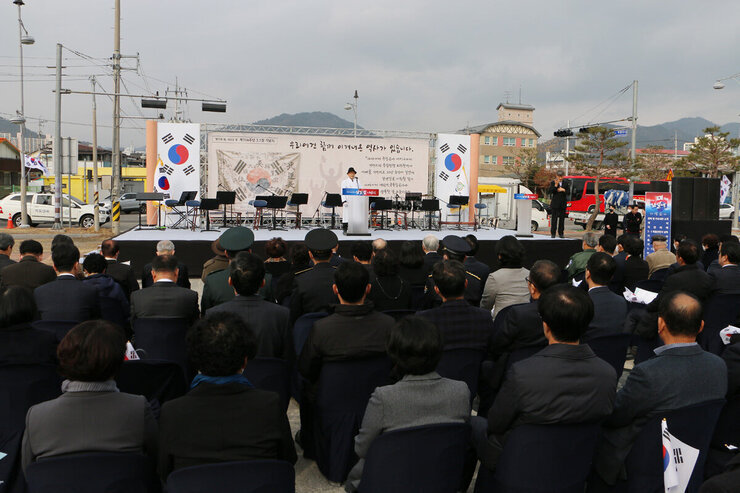 제104주년 삼일절 기념식  나주시장이 기념탑에 헌화를 하고 있는 모습