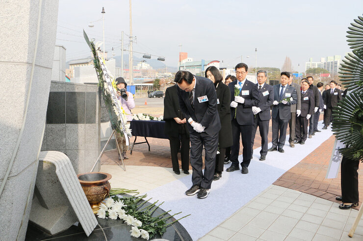 제104주년 삼일절 기념식 나주시장이 기념탑 앞에서 묵념을 하고 있는 모습