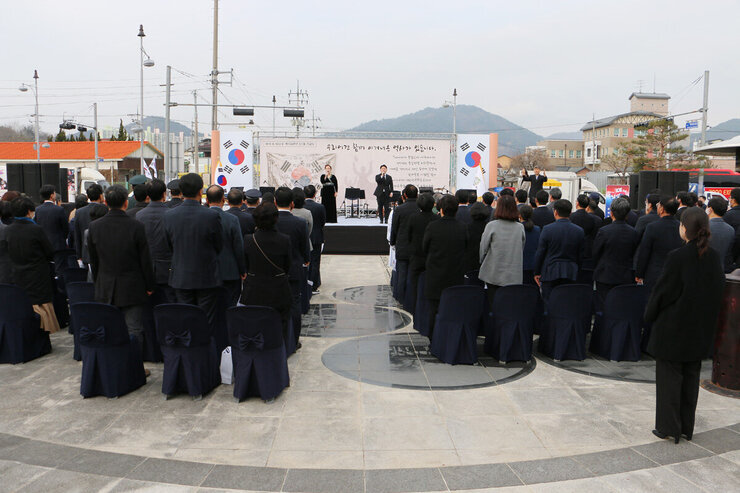 제104주년 삼일절 기념식 행사장 뒷쪽에서시립합창단원의 애국가 제창을 하는 전면 모습