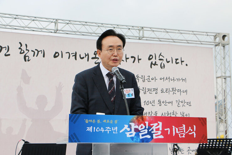제104주년 삼일절 기념식 독립선언서 낭독하는 모습, 행사장 좌측면에서 촬영