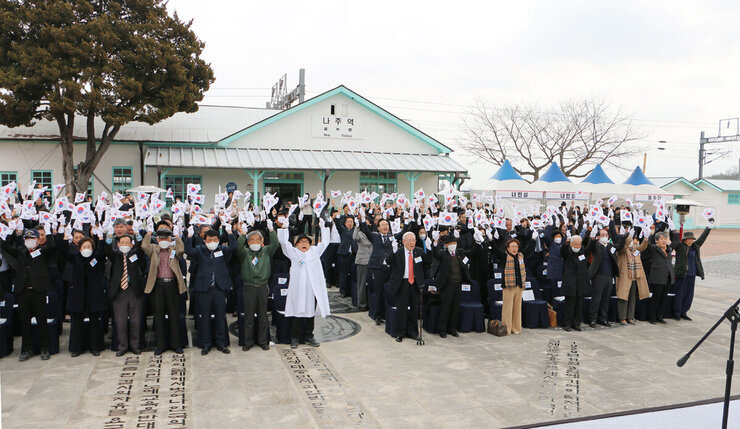 제104주년 삼일절 기념식 삼일절 노래 제창하는 모습 전면