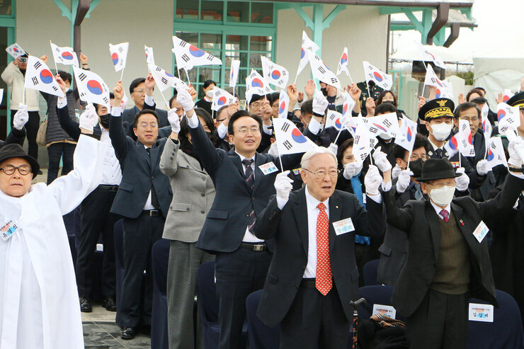 제104주년 삼일절 기념식 만세삼창을 하고 있는 참석자 전원의 모습