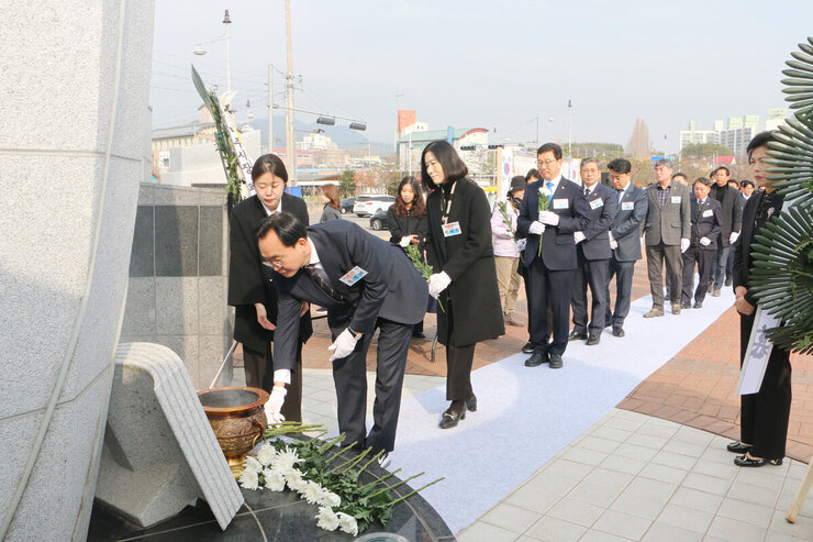 제104주년 삼일절 기념식 나주시장이 기념탑에 헌화를 하고 있는 모습