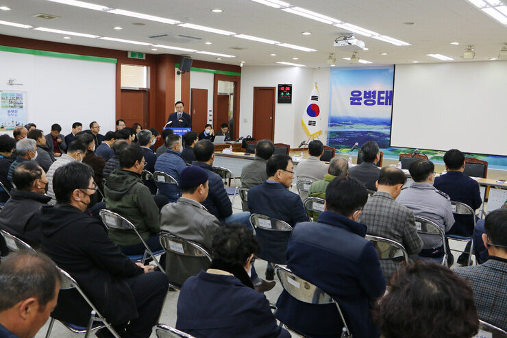 동강면 주민과의 대화  대화장 우측면에서 촬영한 나주시장의 모습 
