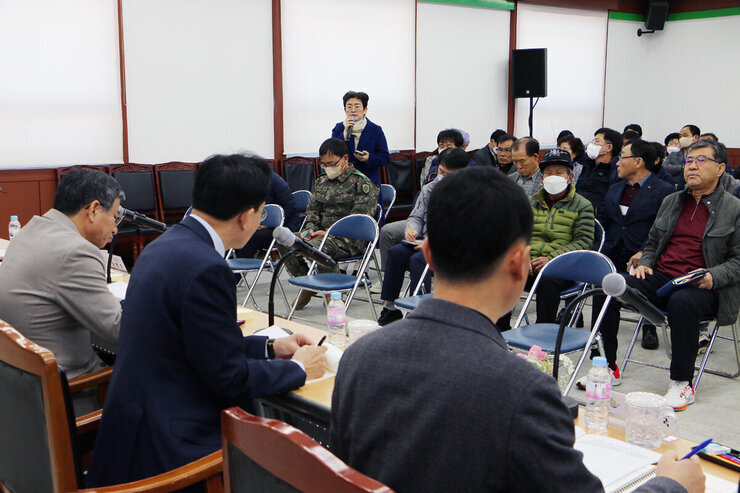 동강면 주민과의 대화 답변석 뒸쪽에서 나주시장의 뒷모습이 보이고 주민이 질의 하고 있는 모습 근접촬영