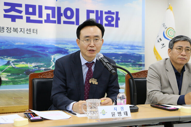 동강면 주민과의 대화 나주시장의 답변하는 모습 근접촬영 