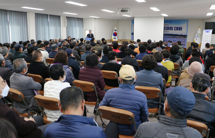 공산면 주민과의 대화 대화장 우측면 뒷쪽에서 나주시장의 인사말 모습