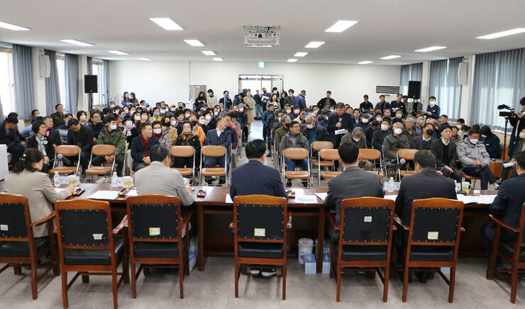 공산면 주민과의 대화 대화장 앞 답변석 뒷편에서 참석자들의 얼굴이 보이는 대화장 전면 모습