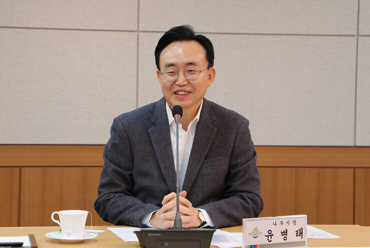 취약계층 발굴 지원 업무 협약식 나주시장이 인사말을 하고 있는 모습