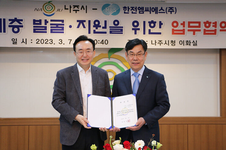 취약계층 발굴 지원 업무 협약식 나주시장이 회사 사장에게 위촉장 수여하는 모습