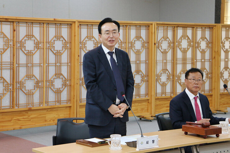 이, 통장 연합회 월례회의 나주시장의 인사말 모습 근접촬영