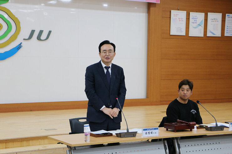 나주시 청년정책위원회 정기회의 나주시장 인사말 근접촬영