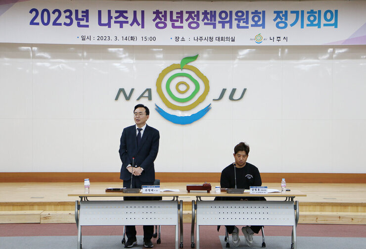 나주시 청년정책위원회 정기회의 나주시장 인사말 모습 전면 