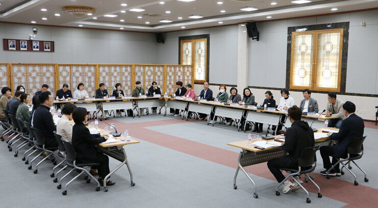 나주시 청년정책위원회 정기회의 회의 참석자 전체 모습 뒸쪽에서 촬영