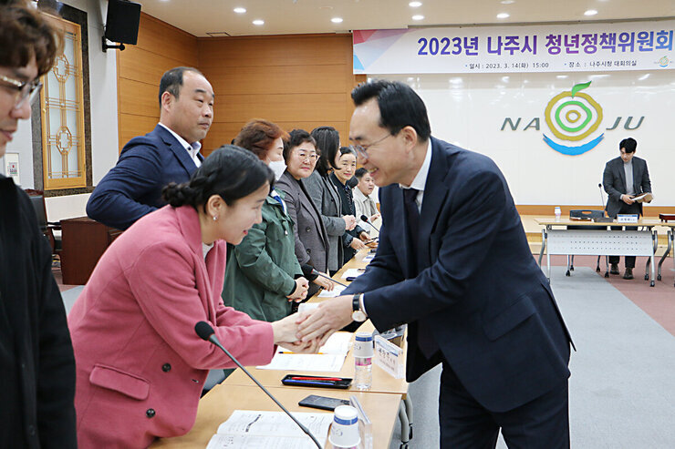 나주시 청년정책위원회 정기회의 나주시장과 여성 청년위원의 악수 모습