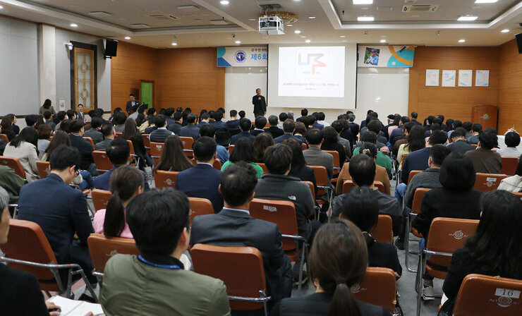 더 큰 나주 아카데미 특강 강사의 특강 모습 전면촬영