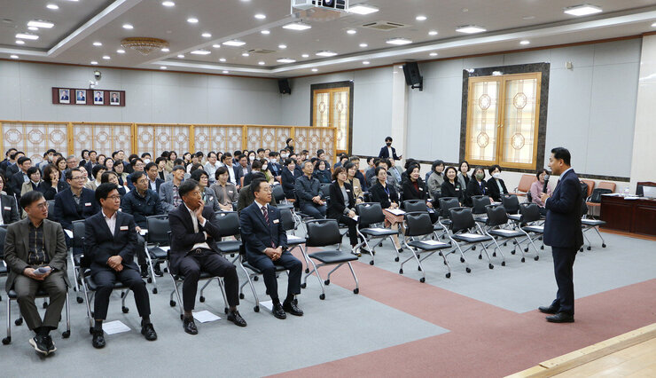 간부 및 6급공무원 반부패 청렴교육 뒷쪽에서 강사의 옆모습이 보이고 교육 참석자들이 보이는 전면 모습