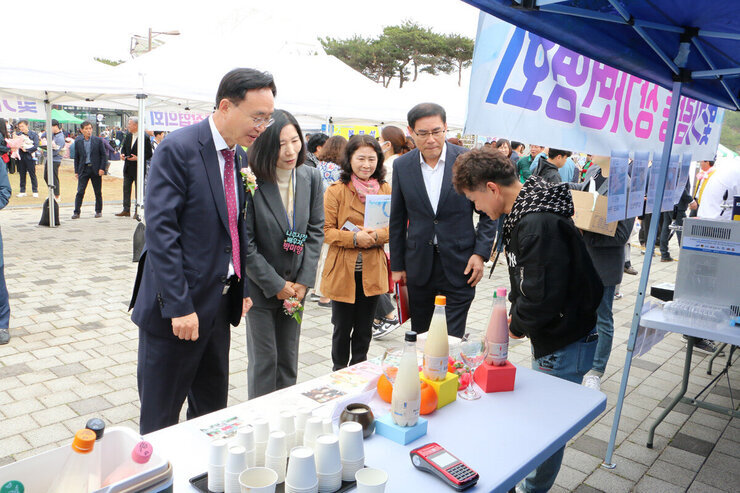 제1회 빛가람동민의 날 행사 나주시장 상가번영회 부스 순회 모습