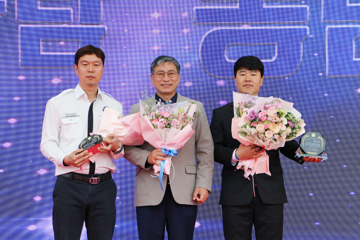 제1회 빛가람동민의 날 행사 표창패를 받은 주민과 시의회 의장의 기념촬영 모습