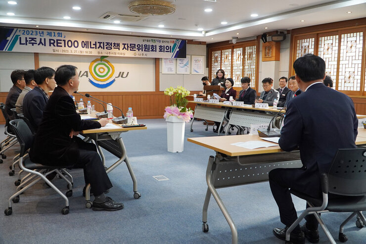 제1회 RE 100 에너지정책 자문위원회  측면에서 촬영한 회의 모습