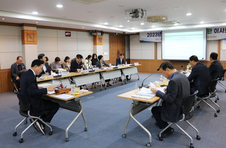나주농업진흥재단 이사회 나주시장이 안건 상정을 위해 의사봉을 두드리는 모습이 보이는 회의장 전면 모습
