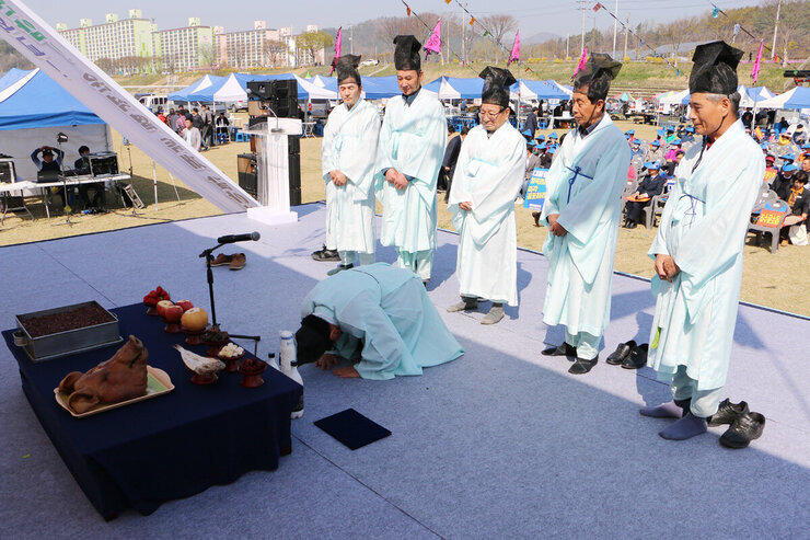 나주시 농업인 영농발대식 단상 위에서 고천제를 위해 제를 올리는 모습