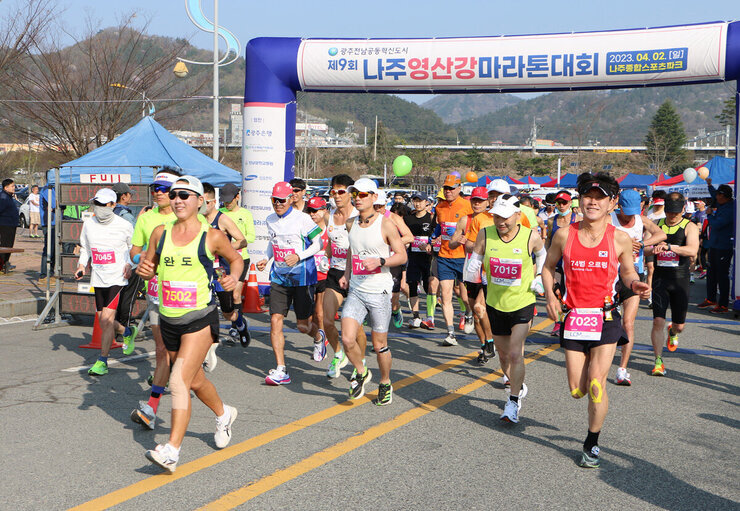 제9회 나주 영산강 마라톤대회 풀코스 참가자들이 스타트하고 있는 모습