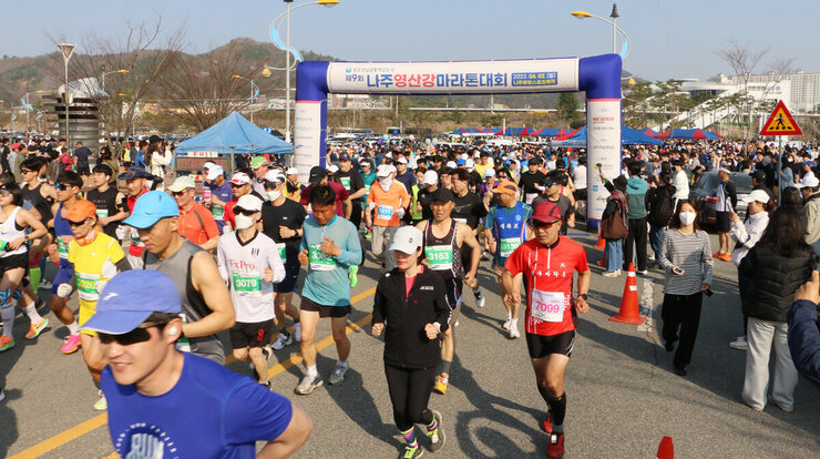 제9회 나주 영산강 마라톤대회 하프코스 참가자들이 스타트하고 있는 모습