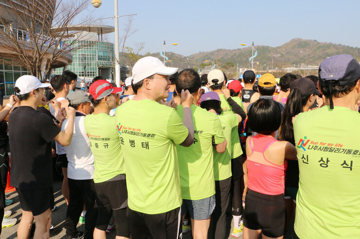 제9회 나주 영산강 마라톤대회 나주시장이 출발 전 뒷사람의 어깨를 두드려 주고 있느 모습