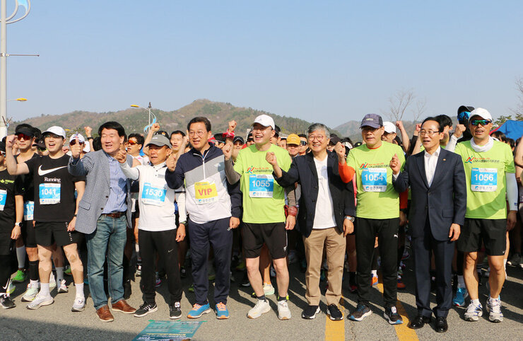 제9회 나주 영산강 마라톤대회 나주시장과 국회의원 관계자들이 출발 전 화이팅을 외치고 있는 모습