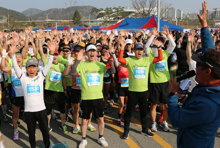 제9회 나주 영산강 마라톤대회 출발 전 두손을 들고 함성을 외치고 있는 나주시장과 참가자들의 모습