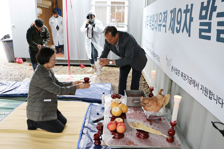 나주 복암리 유적 9차 발굴조사 개토제  나주문화재 연구소장이 제를 올리고 있는 모습