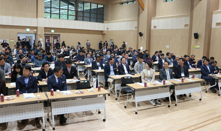 전남 소상공인 정책개발 포럼 참석자들 전체 앉아있는 모습