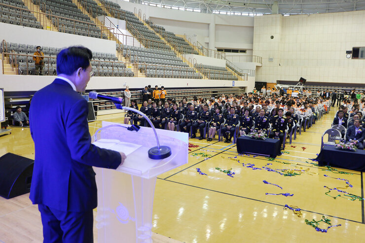 의용소방대의 날 기념식 참석자들의 얼굴이 보이고 나주시장의 옆모습이 보이는 축사 모습