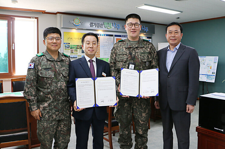 나주시-김천일대대 찾아가는 취업지원 업무협력 협약 체결 나주부시장과 김천일대대장 및 대대 관계자들이 기념촬영을 하고 있느 모습