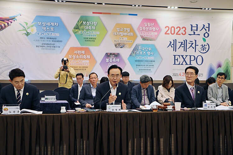 제5차 전남 시장, 군수 협의회 나주시장이 회의 자리에 앉아서  건의 사항을 전달 하는 모습 