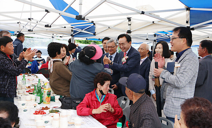 제19회 왕곡면민의 날 행사 행사장 부스에서 면민들과 나주시장이 즐겁게 인사를 나누고 있는 모습