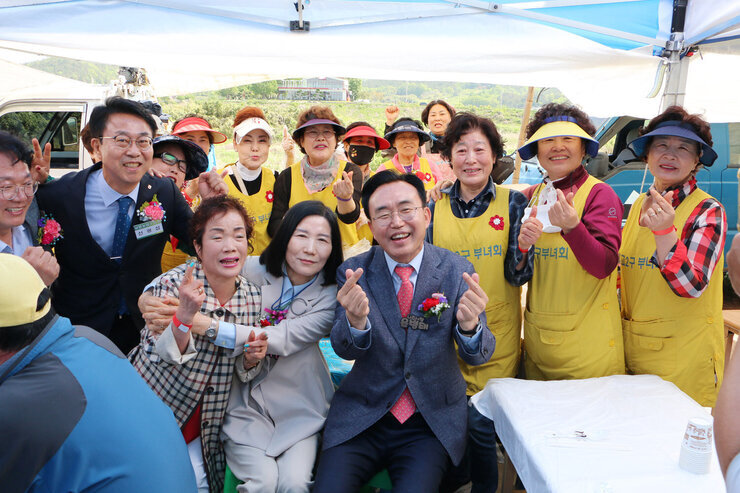 제19회 남평읍민의 날 행사 나주시장과 마을 부녀회원들이 손하트를 하며 기념촬영을 하고 있는 모습