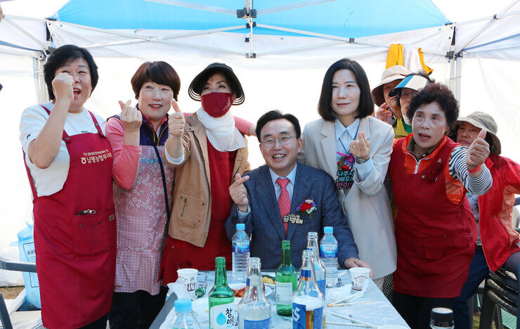 제19회 남평읍민의 날 행사 남평농협 부녀회원들과 손하트를 하며 기념촬영을 하고 있는 나주시장 모습