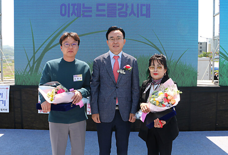 제29회 남평읍민의 날 행사 나주시장이 시상을 받은 읍 주민들과 기념촬영을 하고 있는 모습