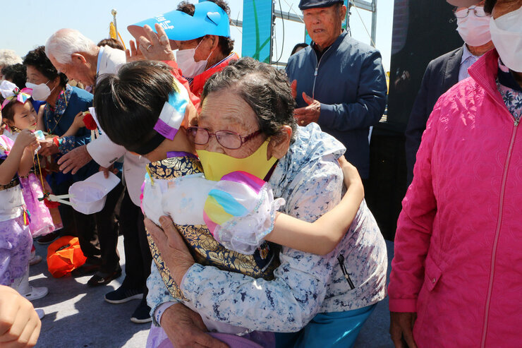 제29회 남평읍민의 날 행사 여성 어르신이 카네이션을 달아준 남자아이를 안아주며 고마움의 표시를 하는 모습 