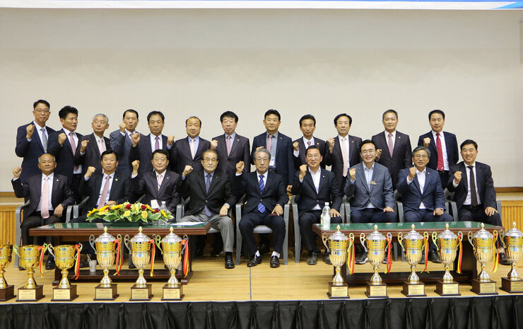 전남도지사기 태권도대회 나주시장과 국회의원 및 관계자들이 화이팅을 외치며 기념촬영을 하고 있는 모습