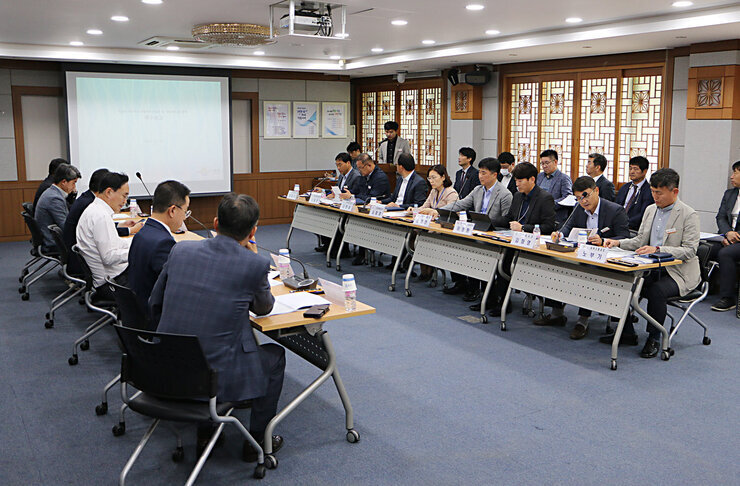 영산강 나주지구 통합하천사업 타당성 용역 착수보고회 회의장에 앉아있는 나주시장과 관계자들의 모습 좌측면에서 촬영