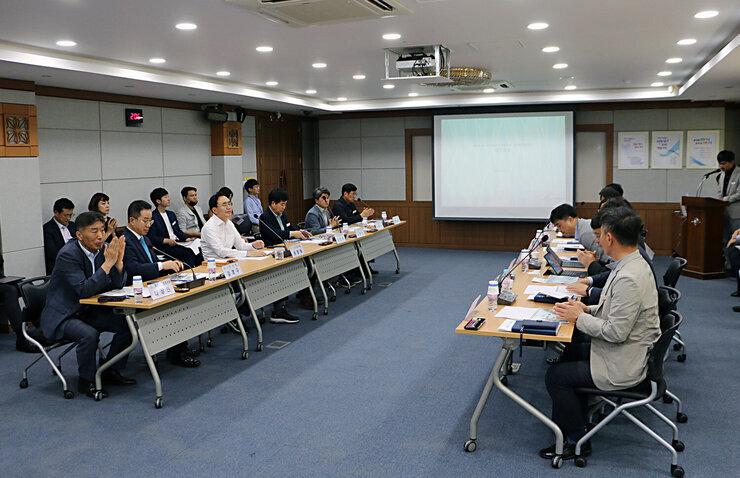 영산강 나주지구 통합하천사업 타당성 용역 착수보고회 우측면에서 촬영한 회의장 전면 모습