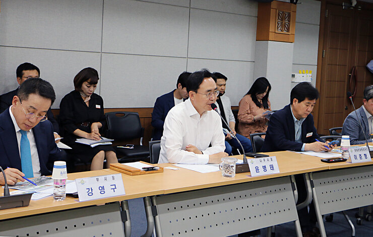 영산강 나주지구 통합하천사업 타당성 용역 착수보고회 나주시장이 인사말을 하고 있는 모습